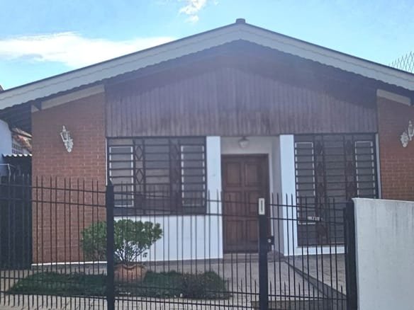 Casa com 03 dormitórios no centro em Valinhos SP