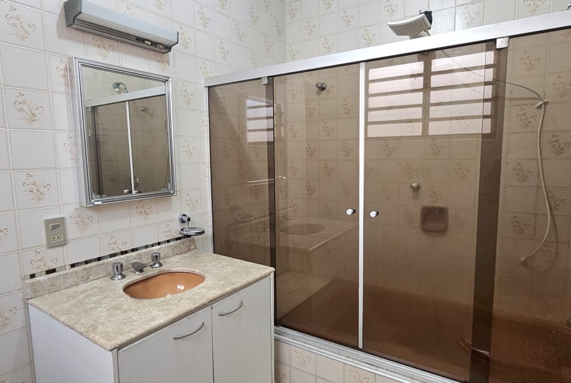 Casa com 03 dormitórios no centro em Valinhos SP