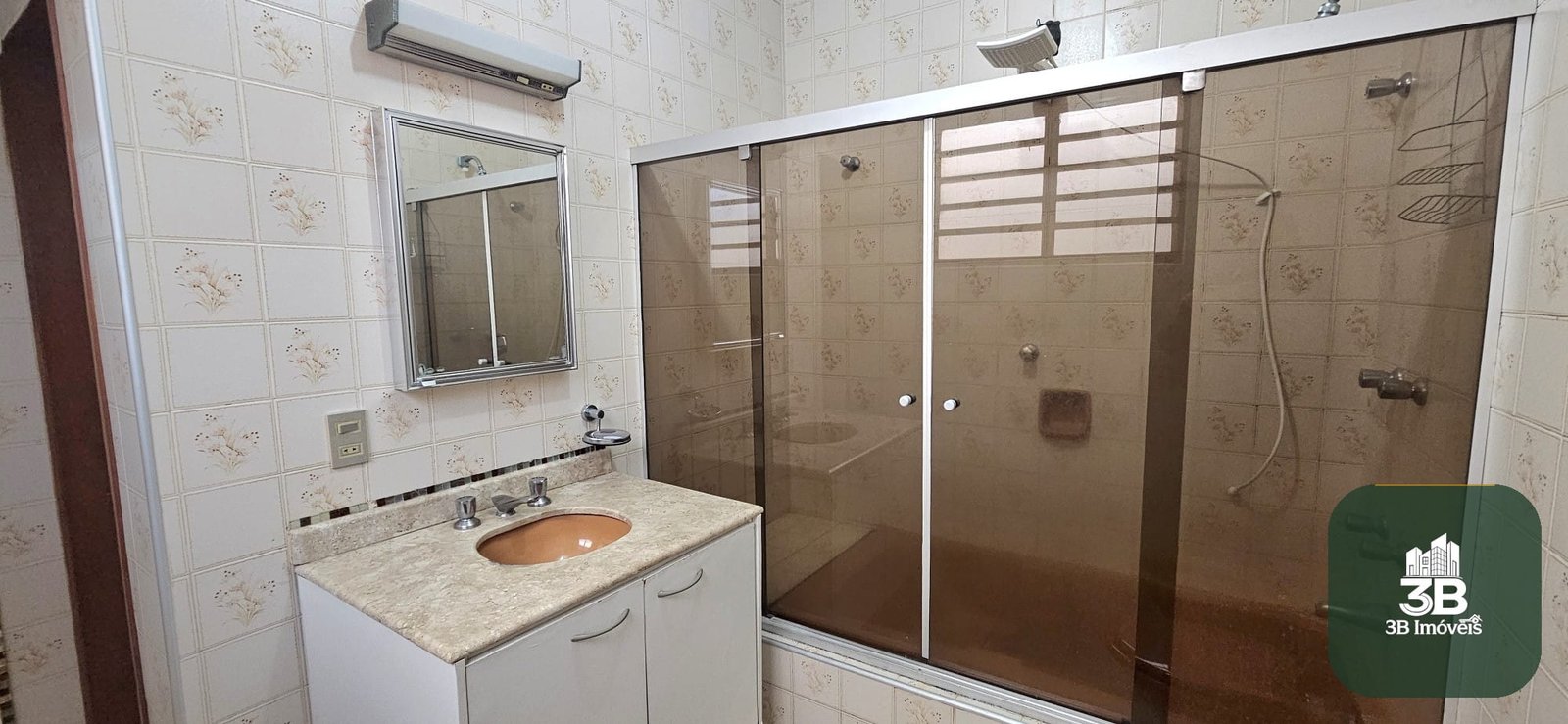 Casa com 03 dormitórios no centro em Valinhos SP