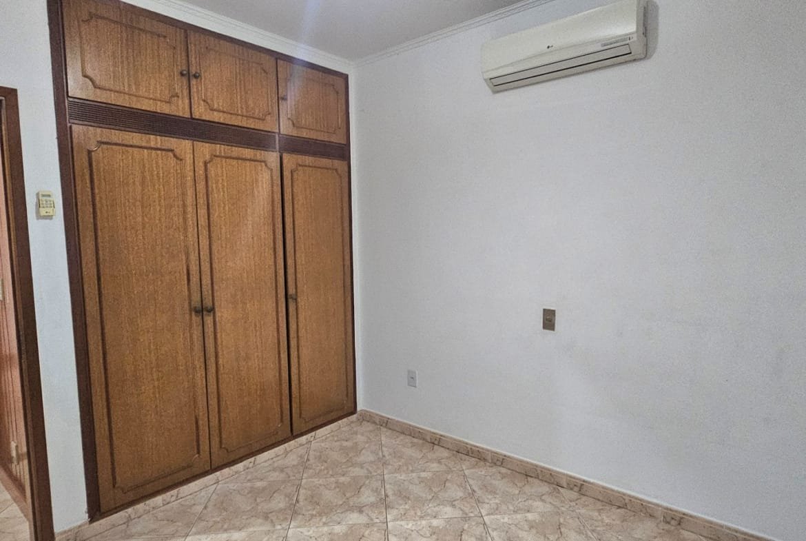 Casa com 03 dormitórios no centro em Valinhos SP