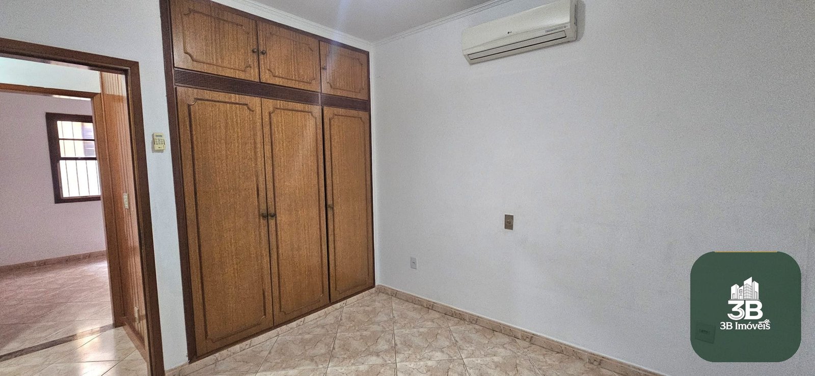 Casa com 03 dormitórios no centro em Valinhos SP