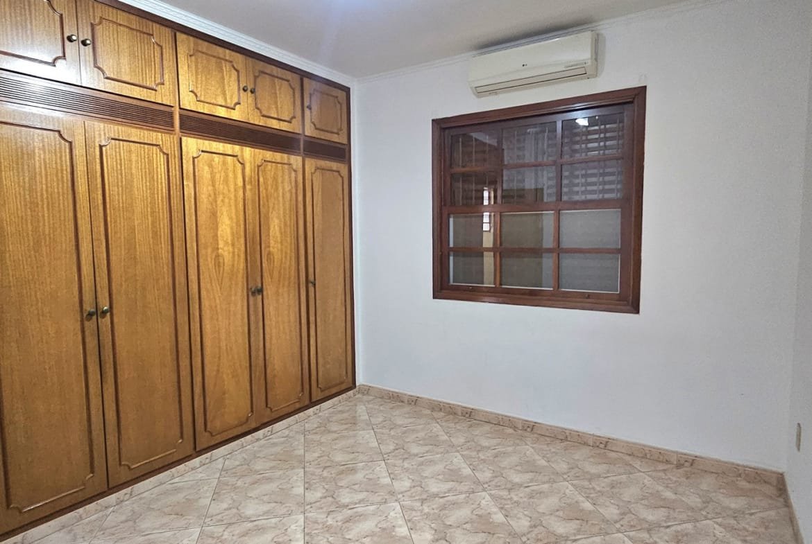 Casa com 03 dormitórios no centro em Valinhos SP