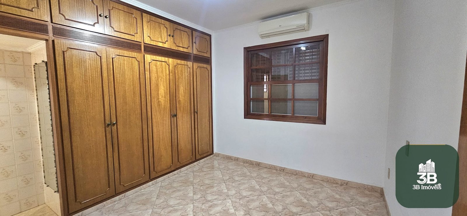 Casa com 03 dormitórios no centro em Valinhos SP