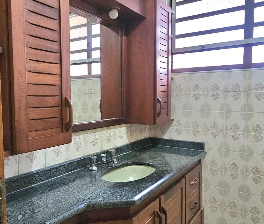 Casa com 03 dormitórios no centro em Valinhos SP
