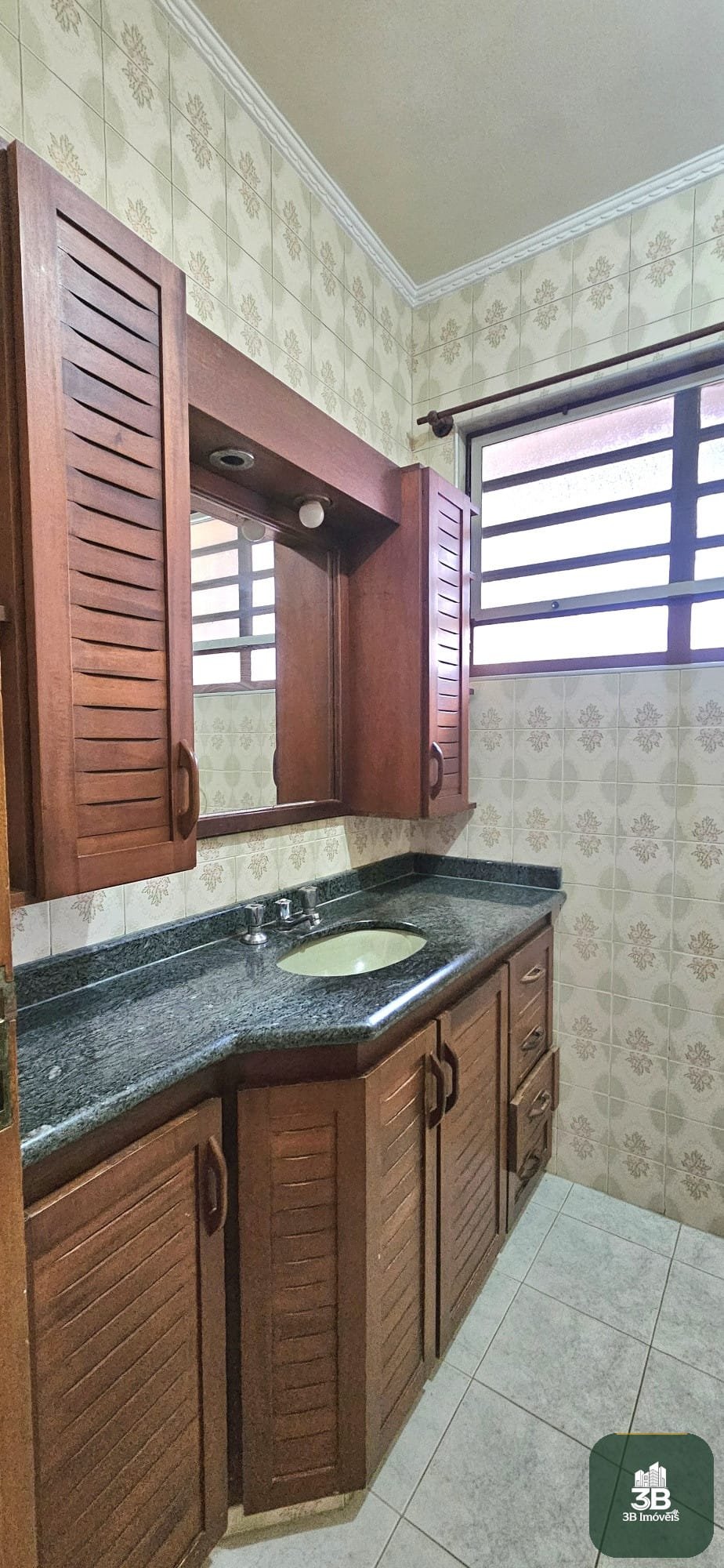 Casa com 03 dormitórios no centro em Valinhos SP