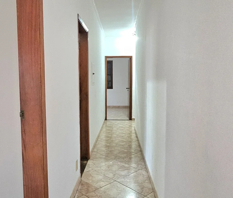 Casa com 03 dormitórios no centro em Valinhos SP