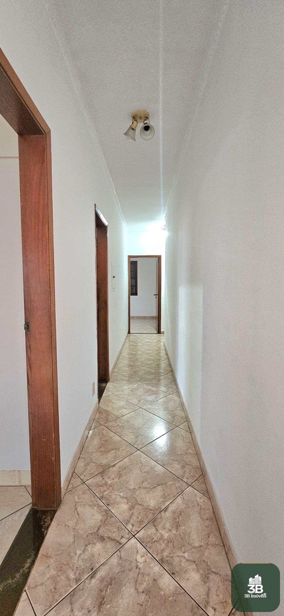 Casa com 03 dormitórios no centro em Valinhos SP