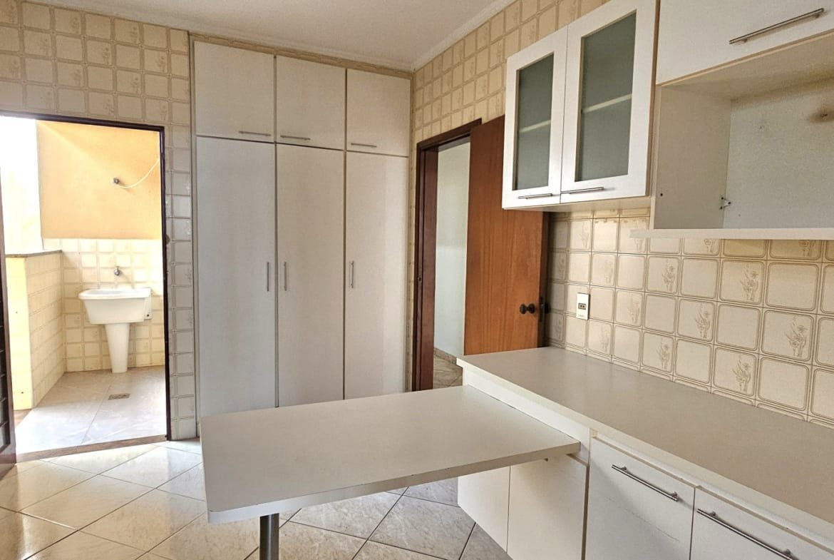 Casa com 03 dormitórios no centro em Valinhos SP