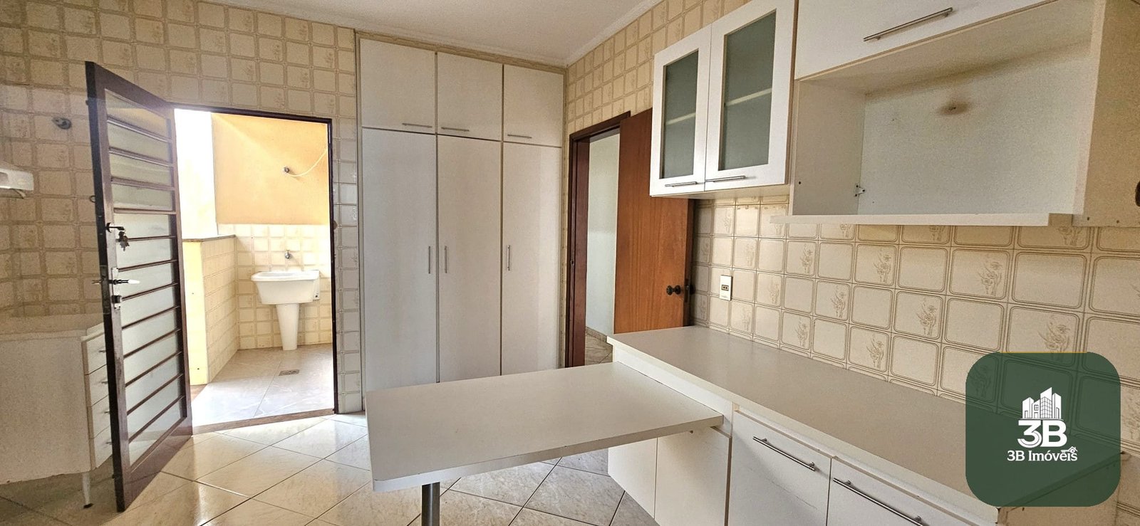 Casa com 03 dormitórios no centro em Valinhos SP