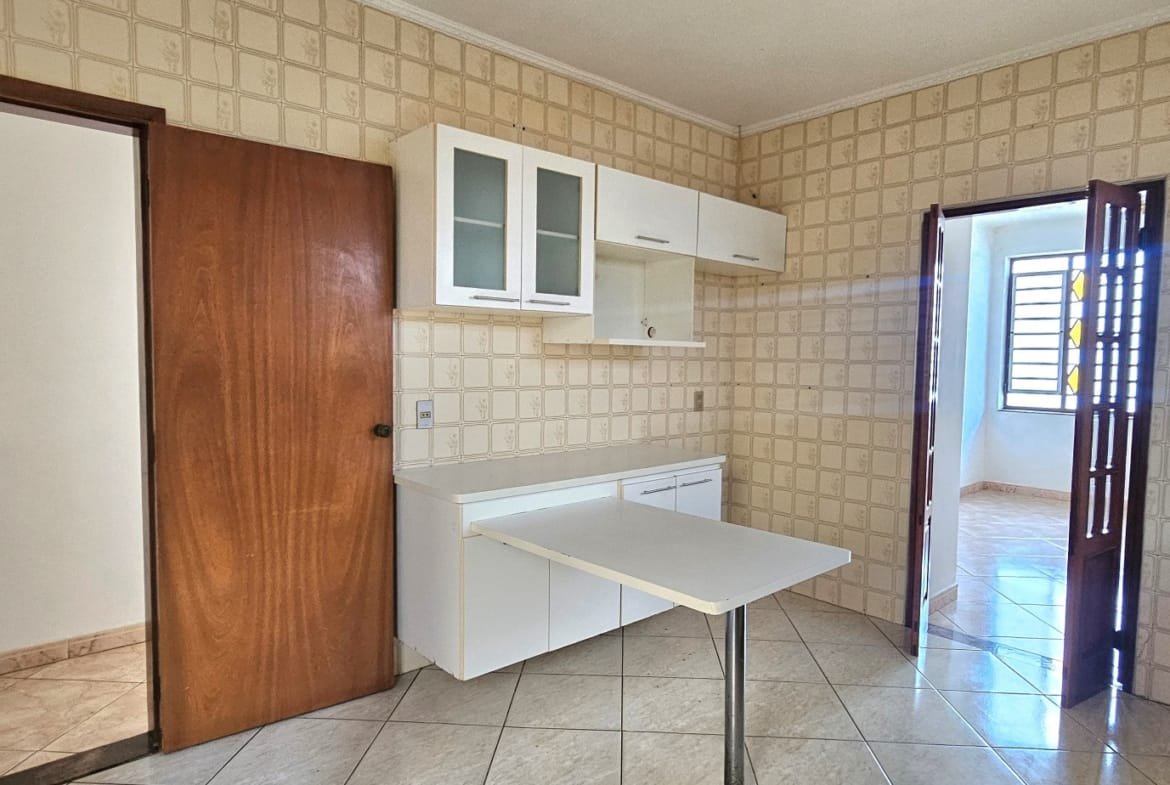 Casa com 03 dormitórios no centro em Valinhos SP