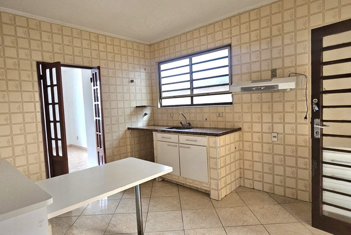 Casa com 03 dormitórios no centro em Valinhos SP
