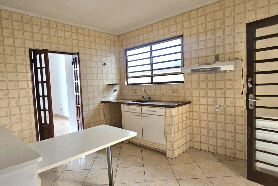 Casa com 03 dormitórios no centro em Valinhos SP