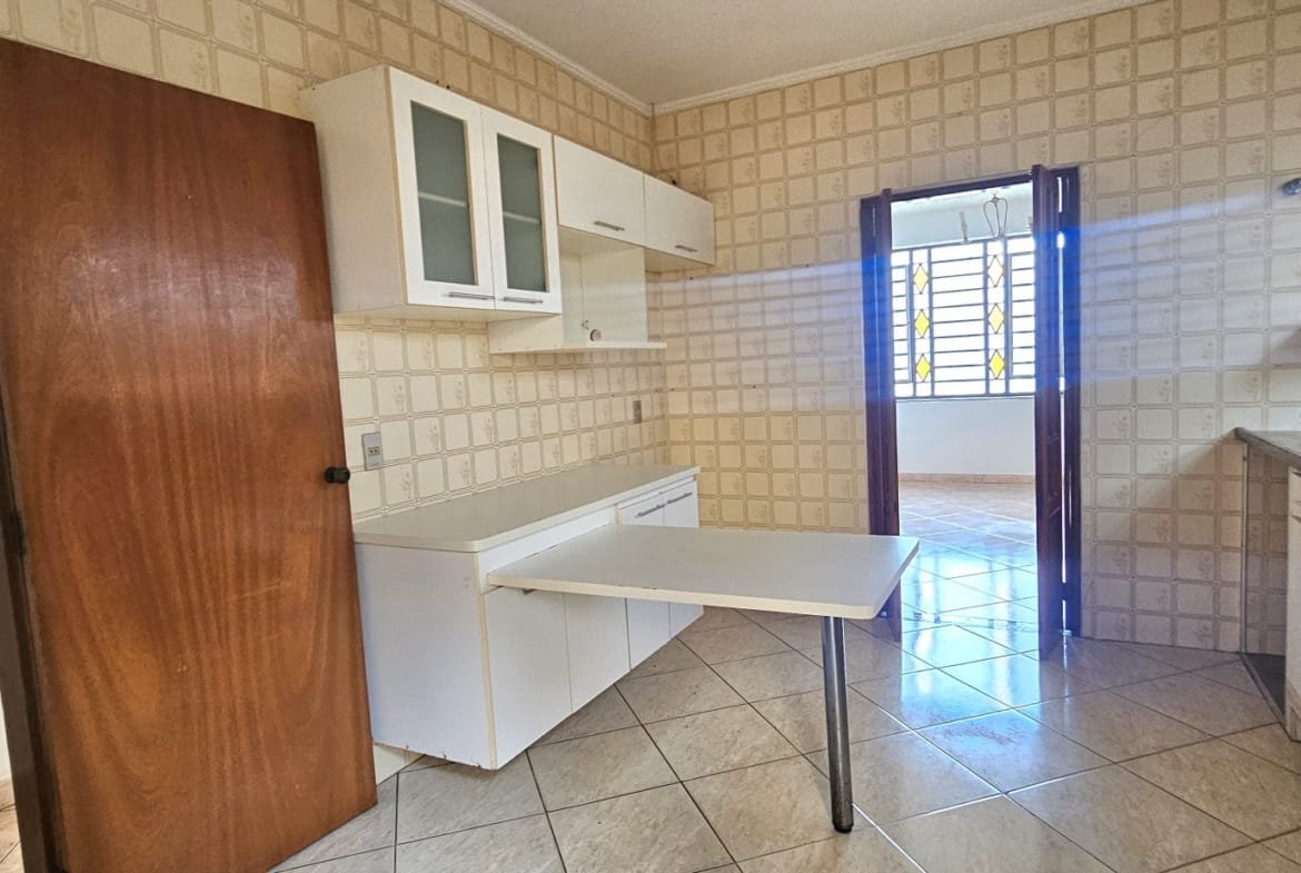 Casa com 03 dormitórios no centro em Valinhos SP