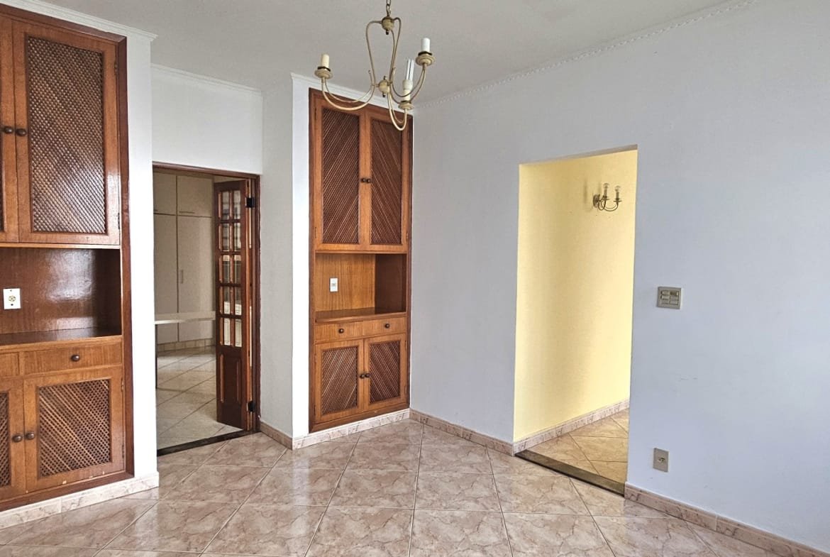 Casa com 03 dormitórios no centro em Valinhos SP