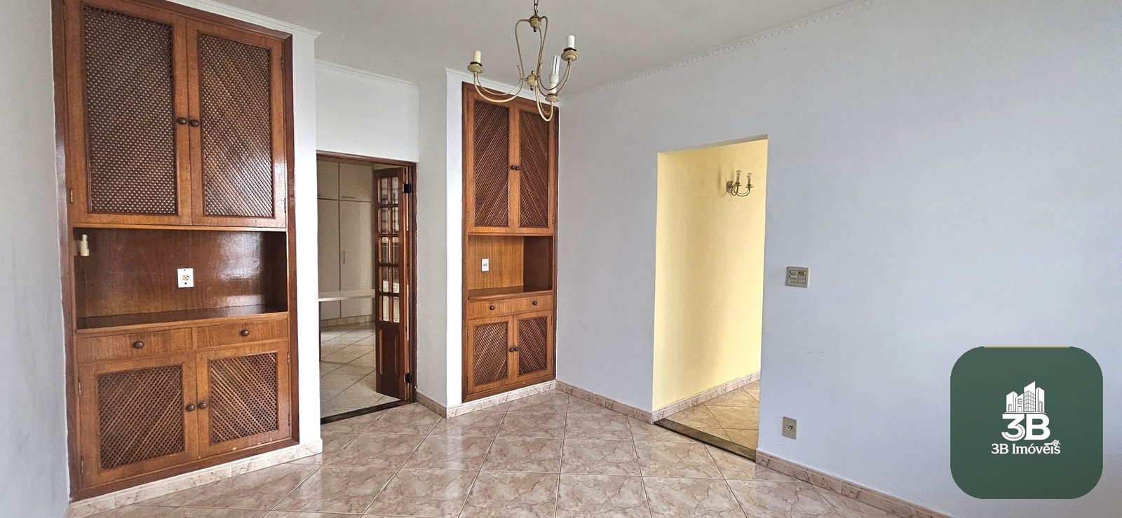 Casa com 03 dormitórios no centro em Valinhos SP