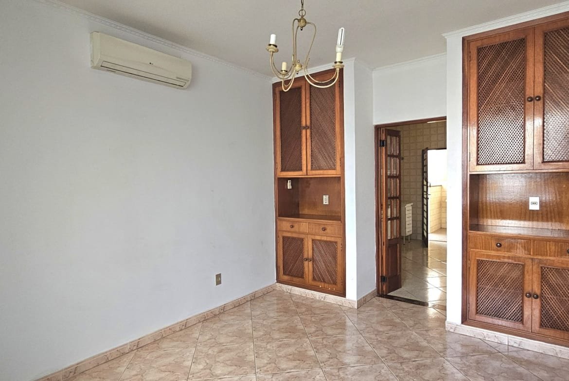 Casa com 03 dormitórios no centro em Valinhos SP