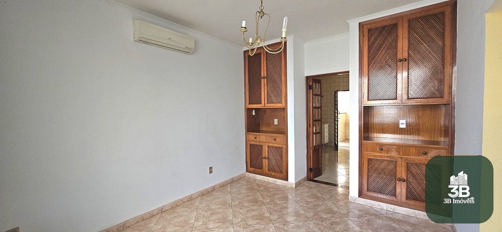 Casa com 03 dormitórios no centro em Valinhos SP