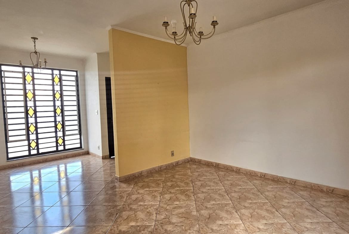 Casa com 03 dormitórios no centro em Valinhos SP