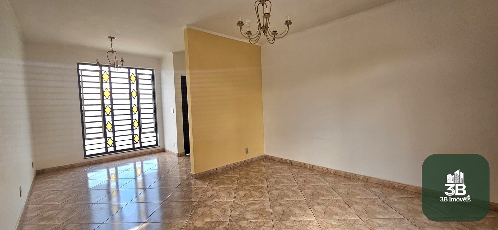 Casa com 03 dormitórios no centro em Valinhos SP