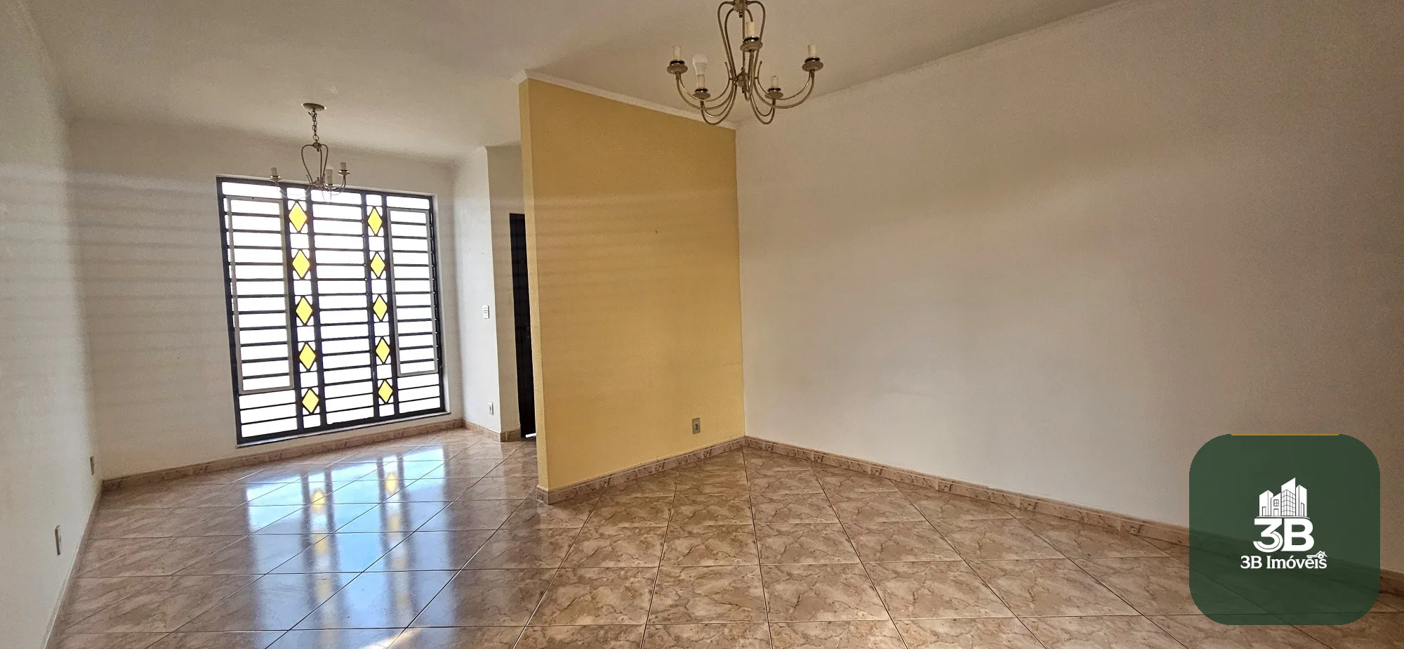 Casa com 03 dormitórios no centro em Valinhos SP