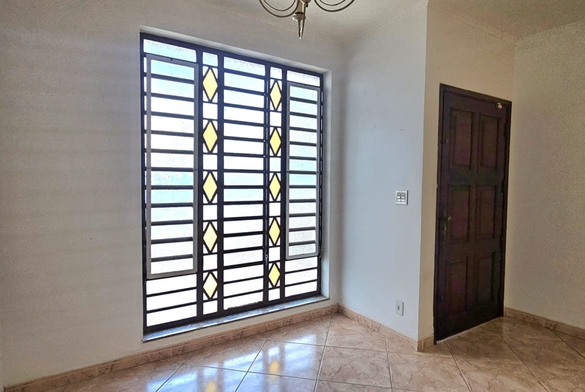 Casa com 03 dormitórios no centro em Valinhos SP