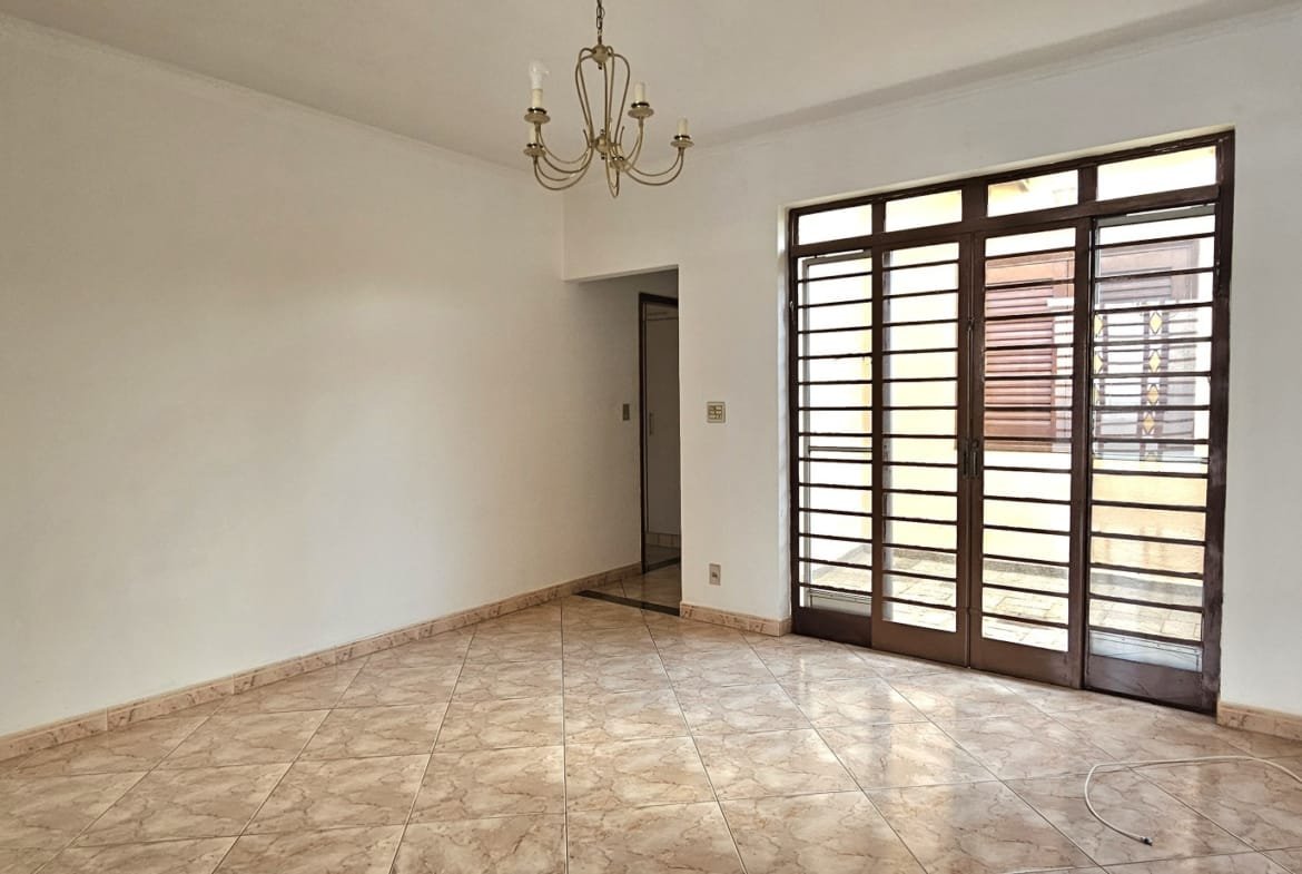 Casa com 03 dormitórios no centro em Valinhos SP