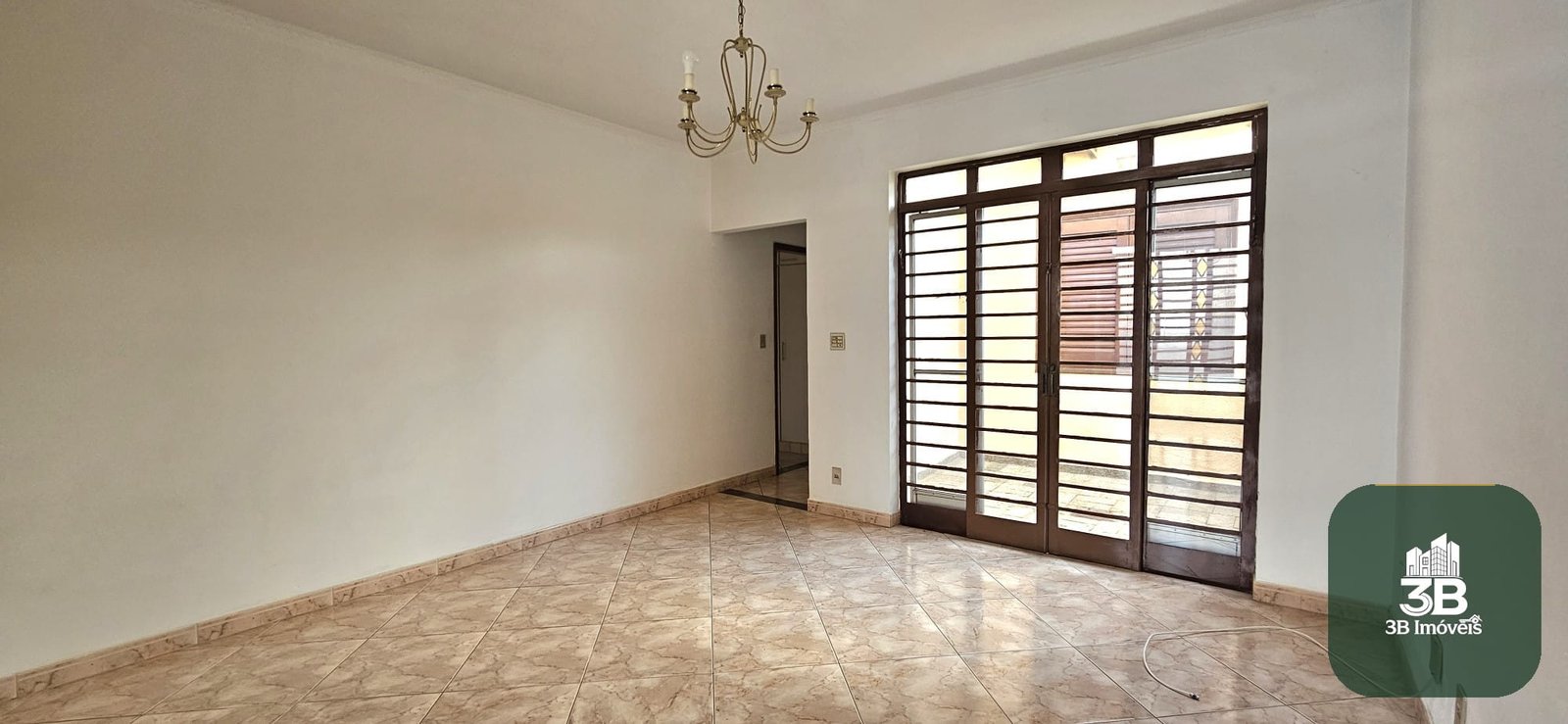 Casa com 03 dormitórios no centro em Valinhos SP