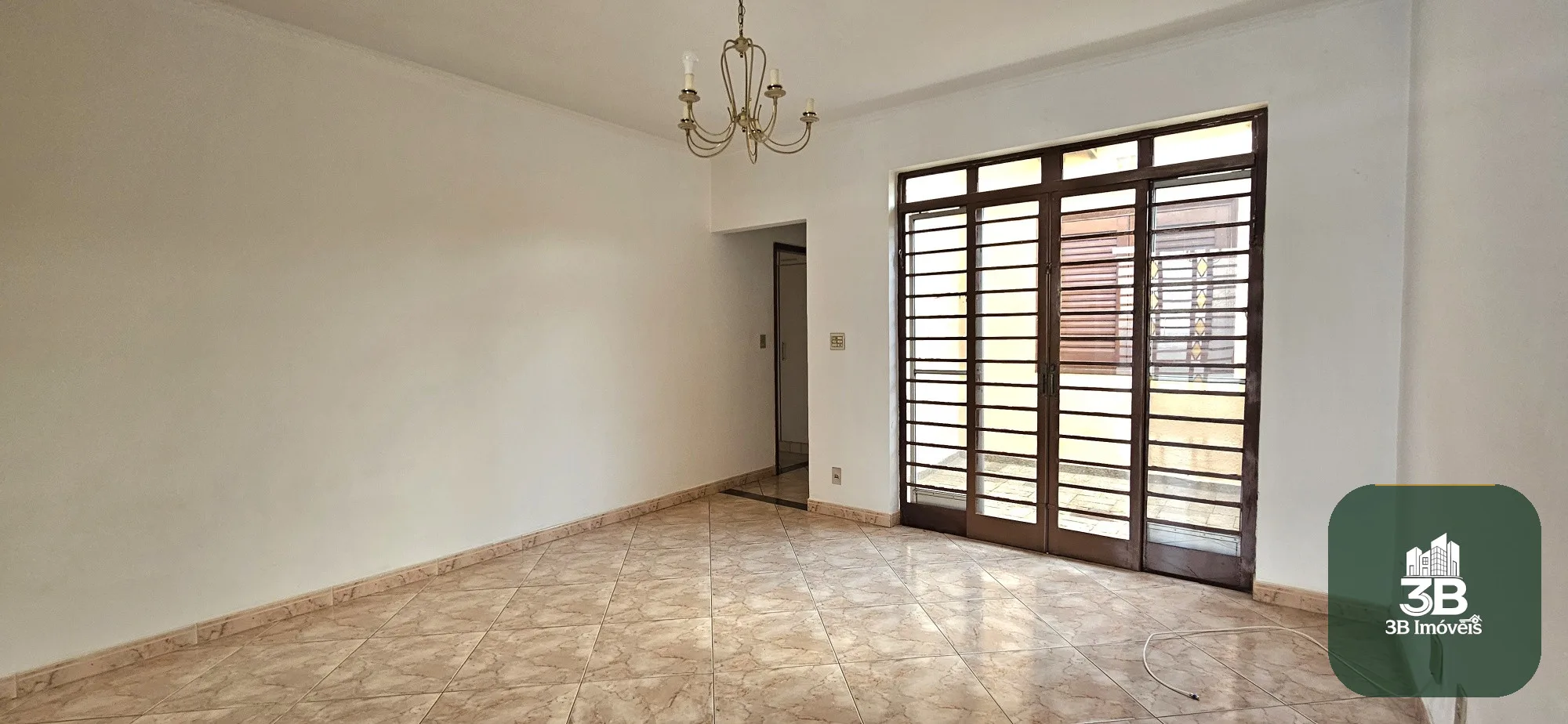 Casa com 03 dormitórios no centro em Valinhos SP
