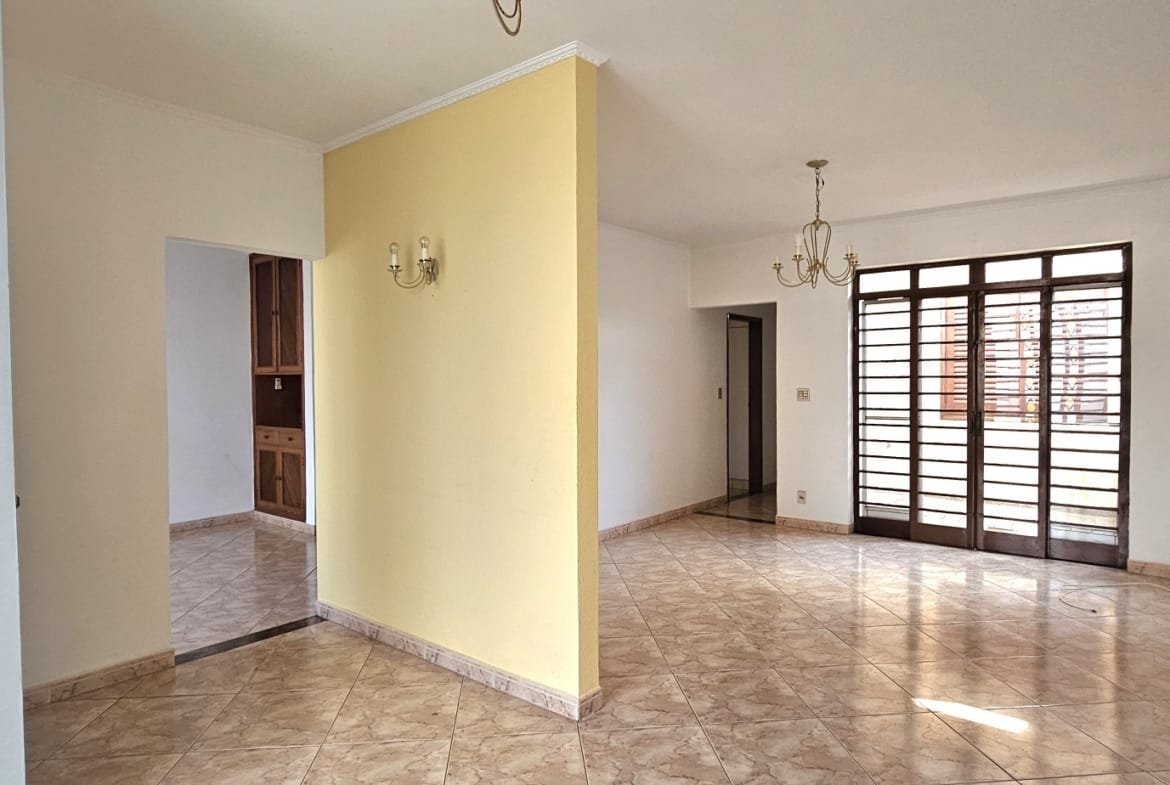 Casa com 03 dormitórios no centro em Valinhos SP