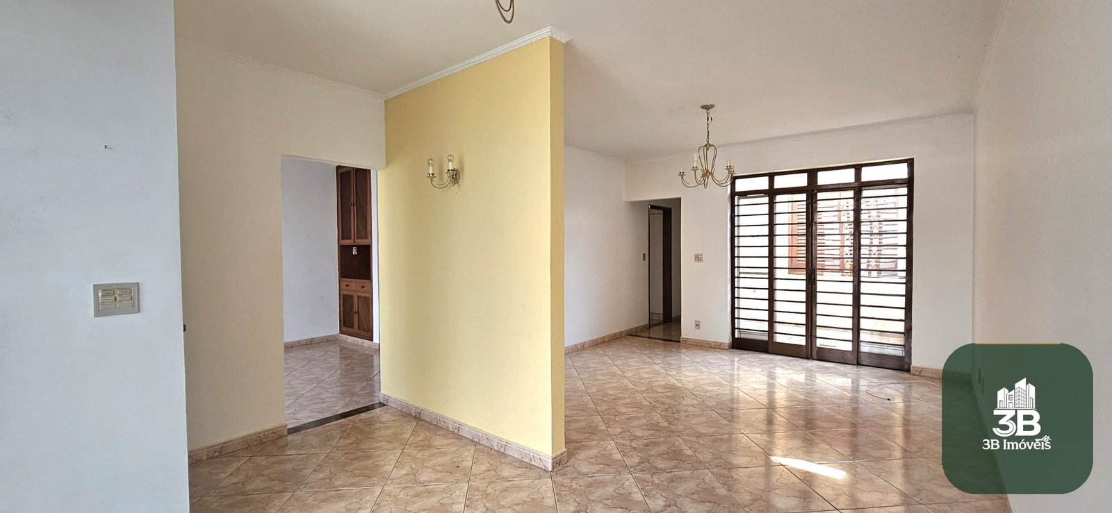 Casa com 03 dormitórios no centro em Valinhos SP