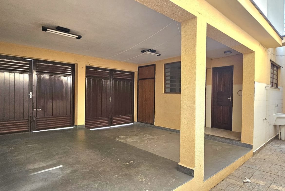 Casa com 03 dormitórios no centro em Valinhos SP