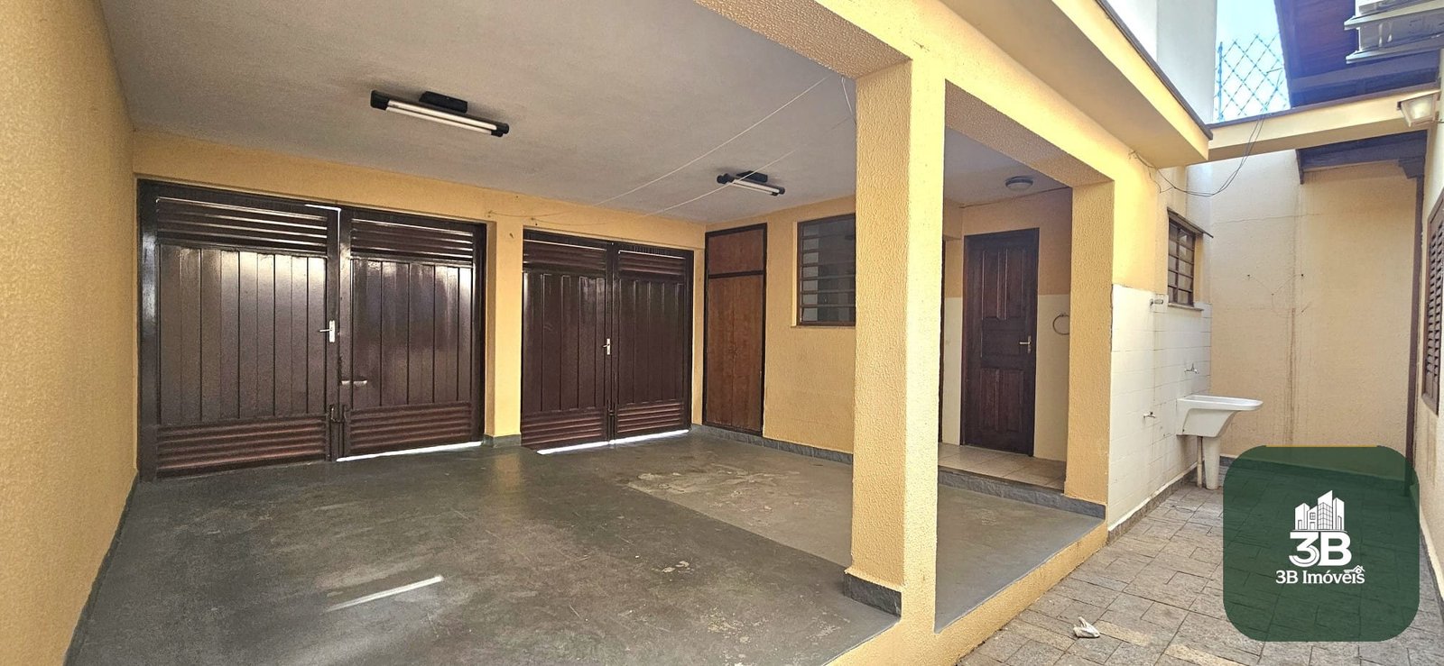 Casa com 03 dormitórios no centro em Valinhos SP