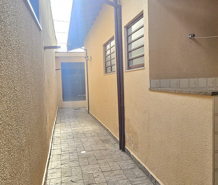 Casa com 03 dormitórios no centro em Valinhos SP