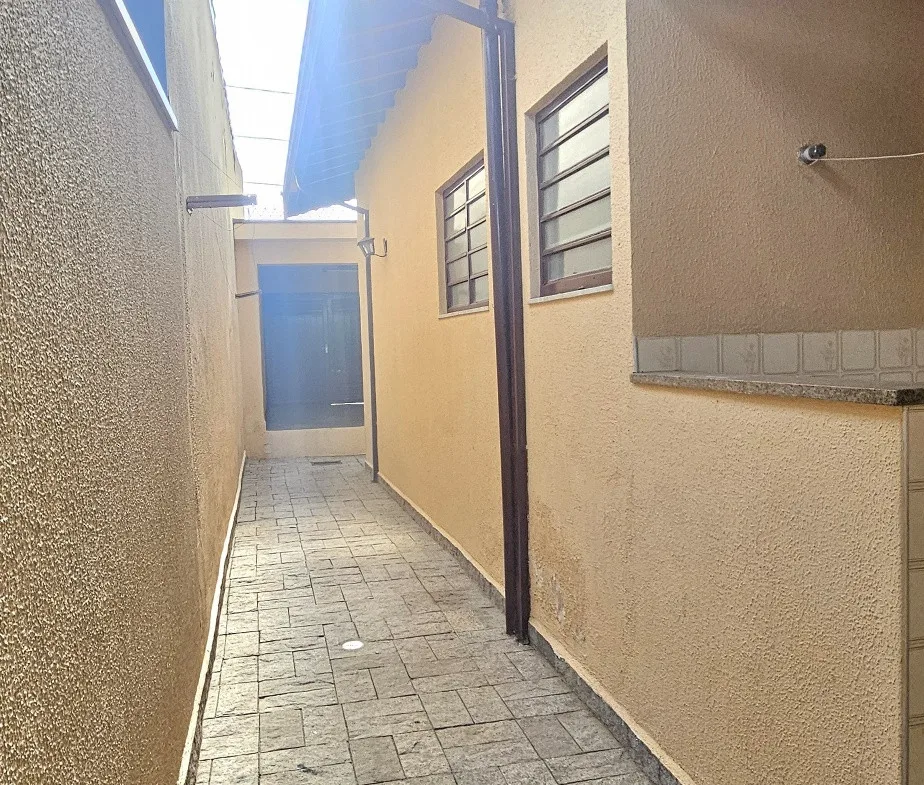 Casa com 03 dormitórios no centro em Valinhos SP