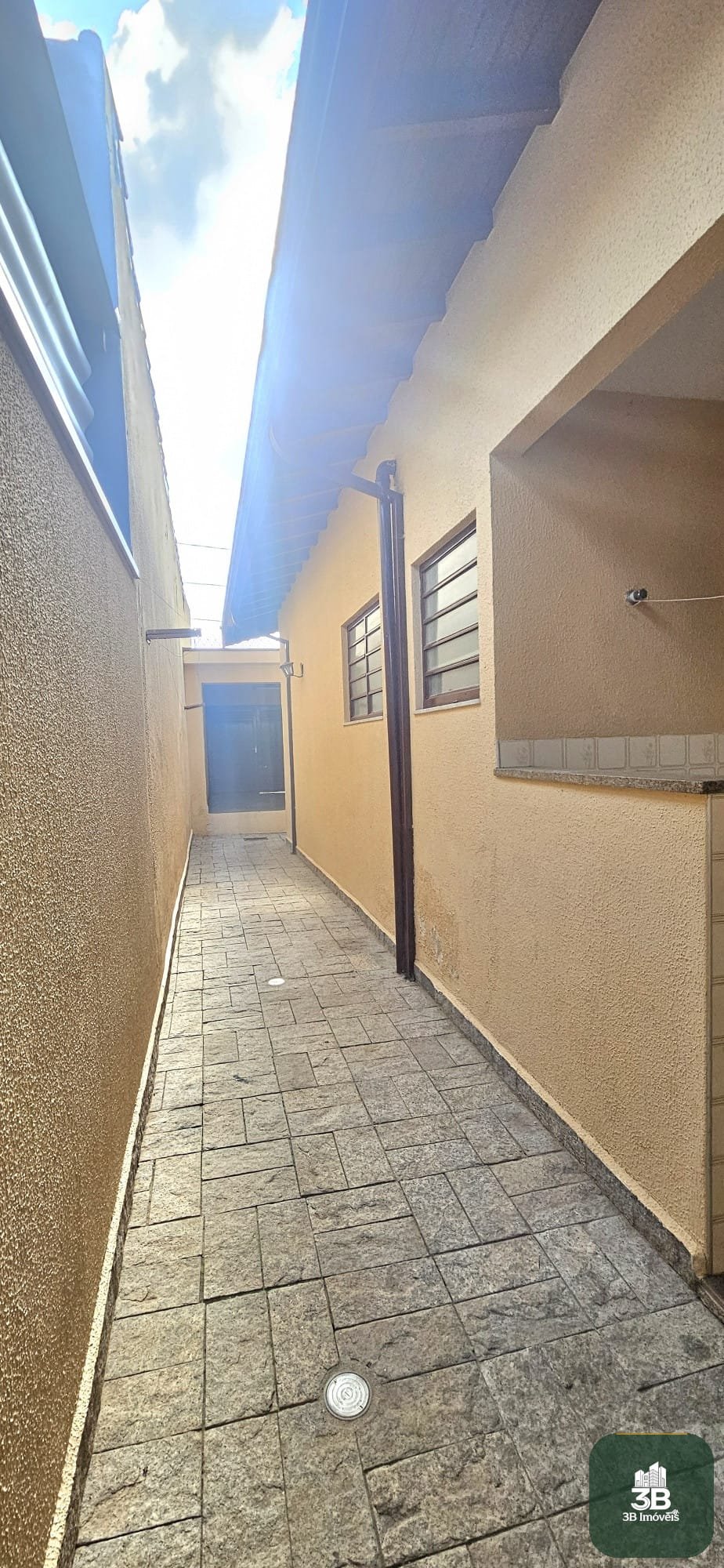 Casa com 03 dormitórios no centro em Valinhos SP