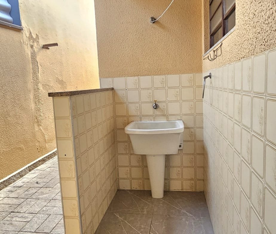 Casa com 03 dormitórios no centro em Valinhos SP
