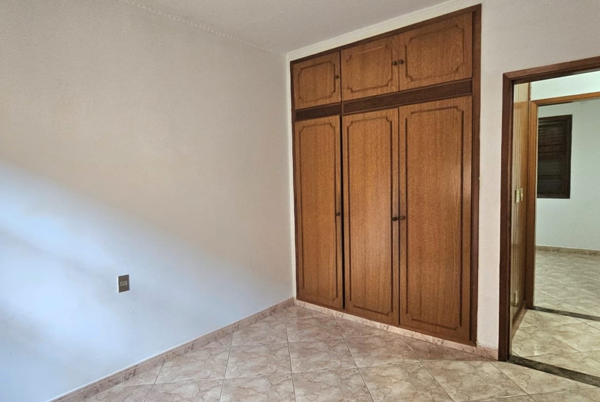 Casa com 03 dormitórios no centro em Valinhos SP