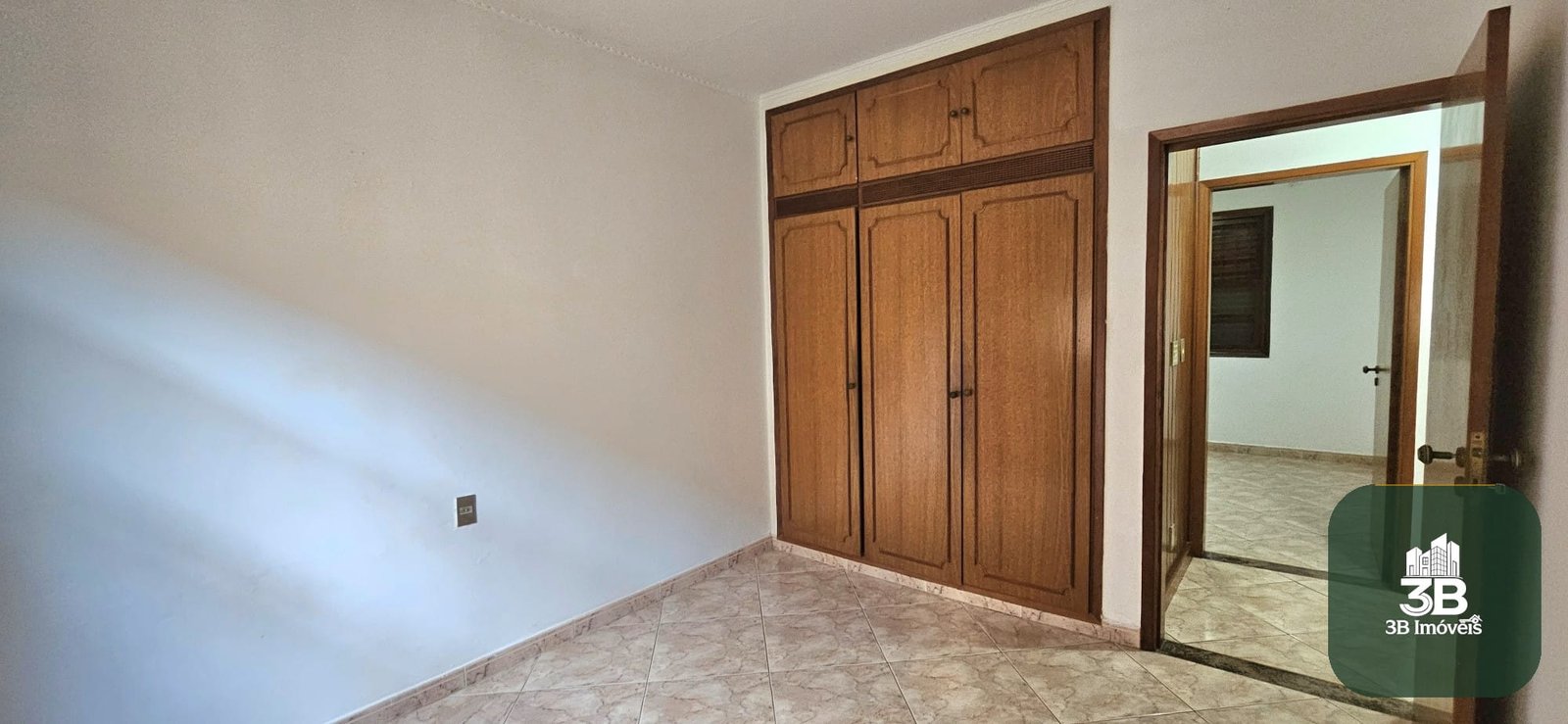 Casa com 03 dormitórios no centro em Valinhos SP