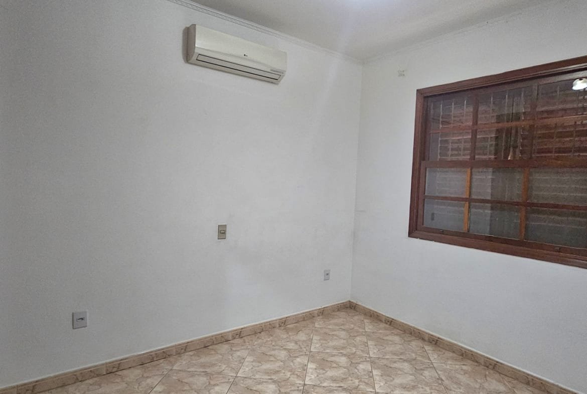 Casa com 03 dormitórios no centro em Valinhos SP