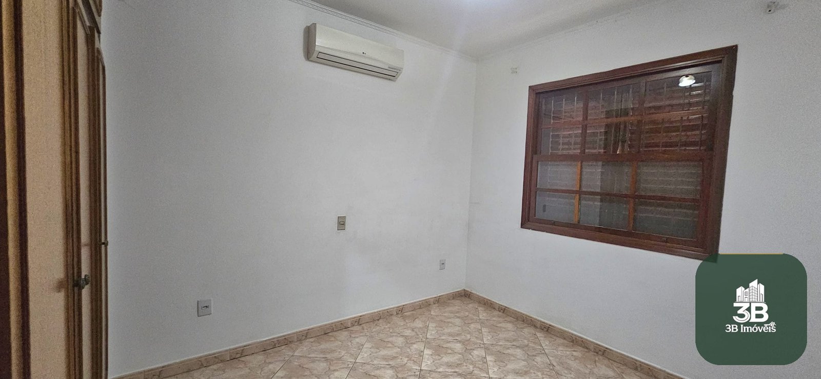 Casa com 03 dormitórios no centro em Valinhos SP