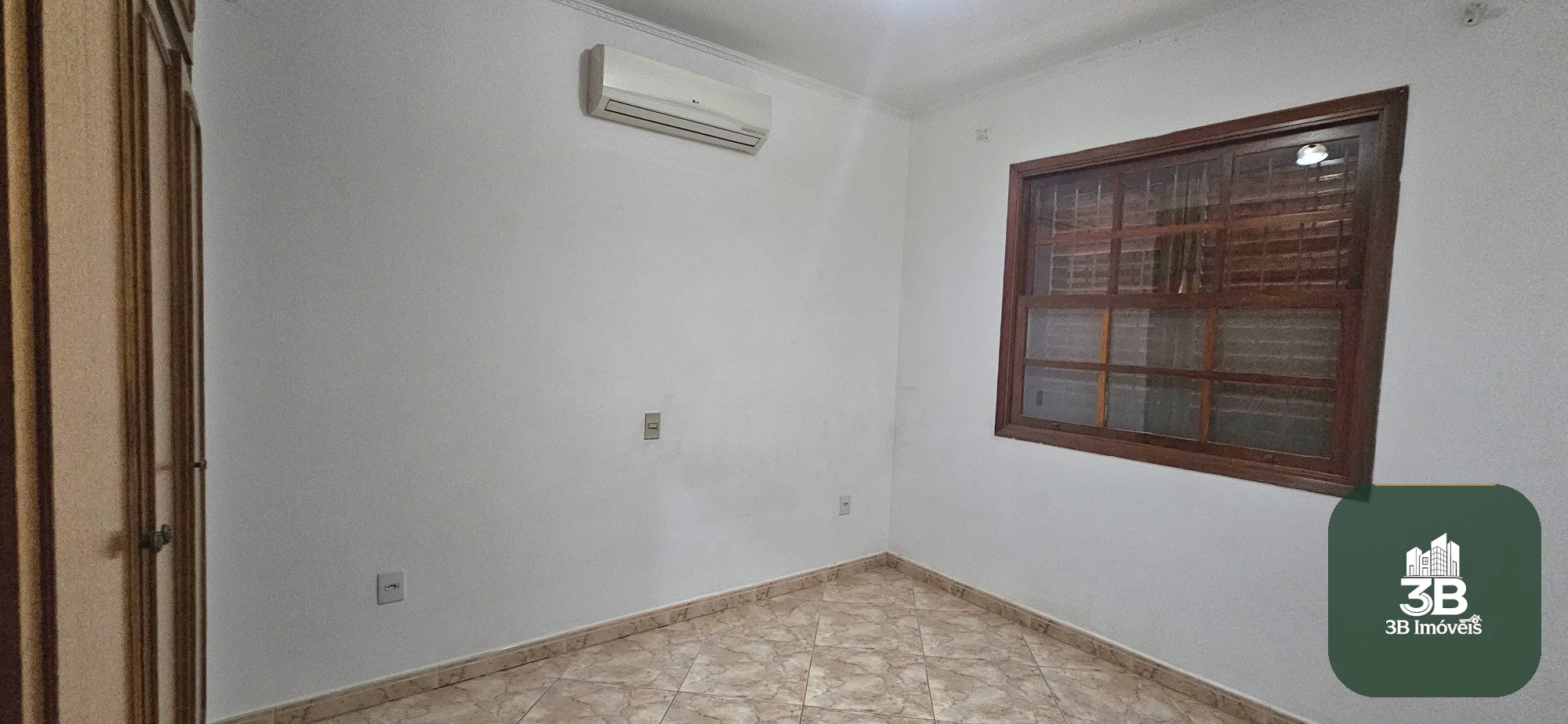 Casa com 03 dormitórios no centro em Valinhos SP