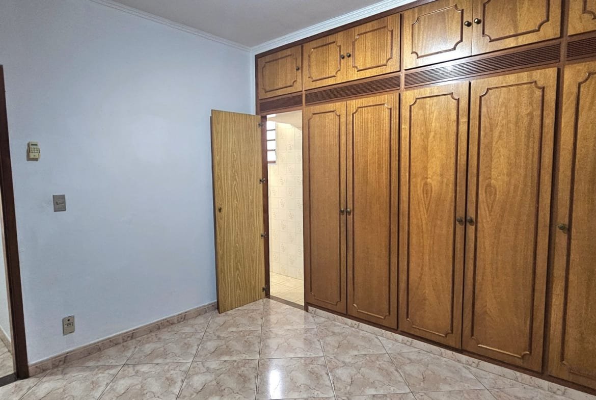 Casa com 03 dormitórios no centro em Valinhos SP