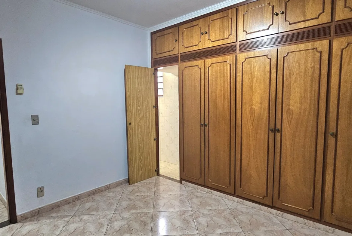 Casa com 03 dormitórios no centro em Valinhos SP