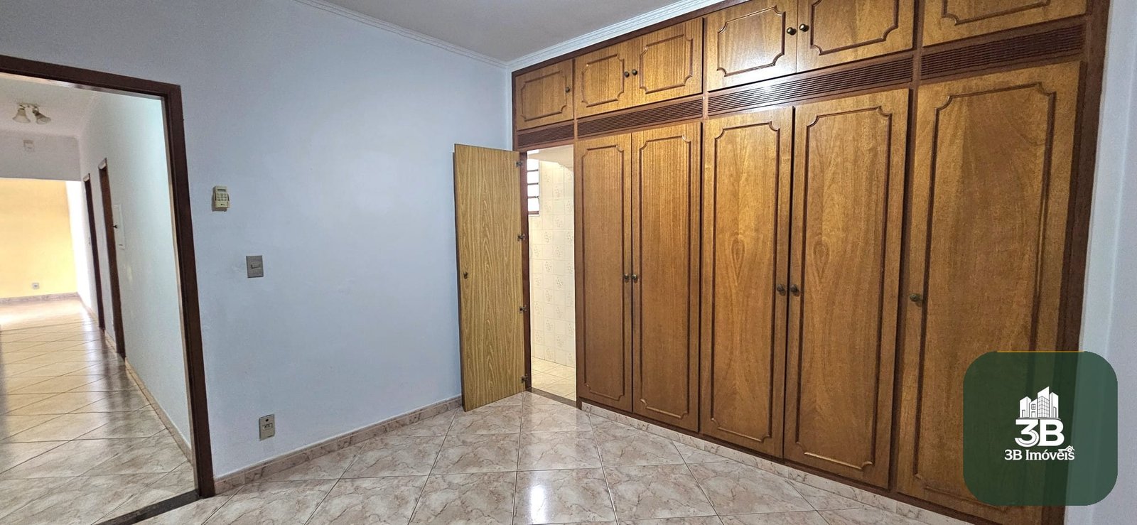 Casa com 03 dormitórios no centro em Valinhos SP