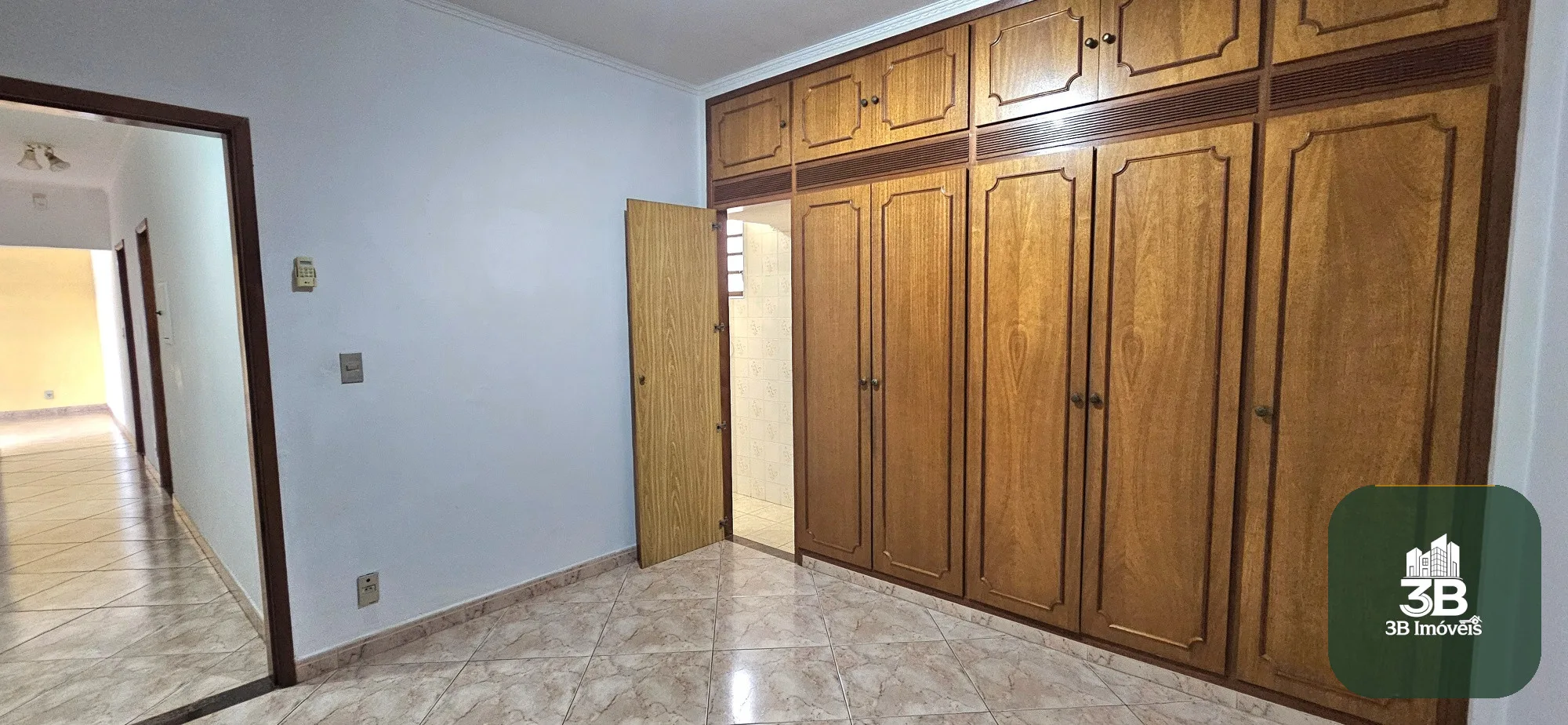 Casa com 03 dormitórios no centro em Valinhos SP