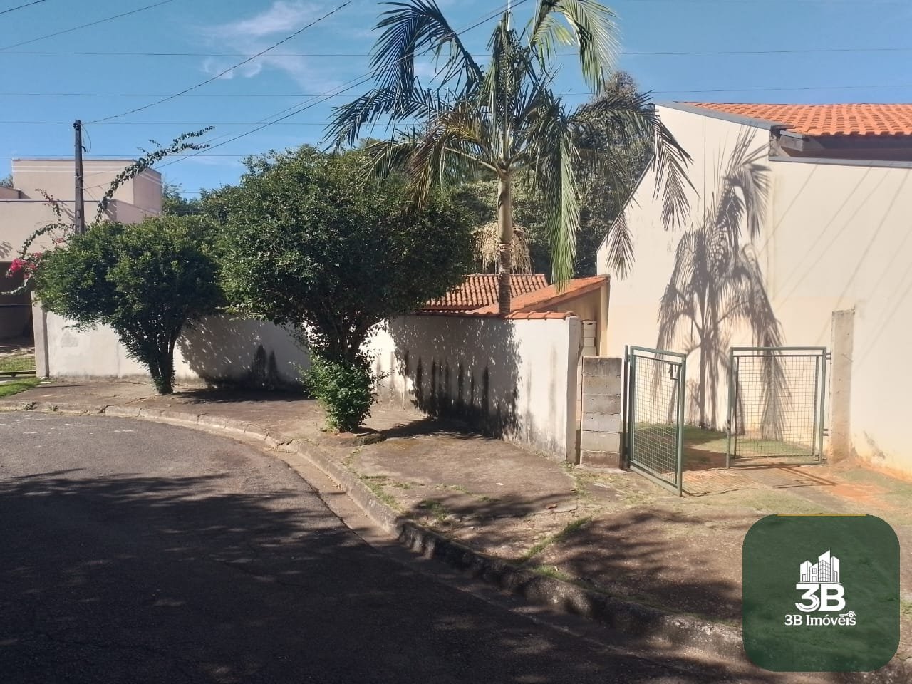 Casa térrea com 03 dormitórios no condomínio Tabatinga em Valinhos SP.