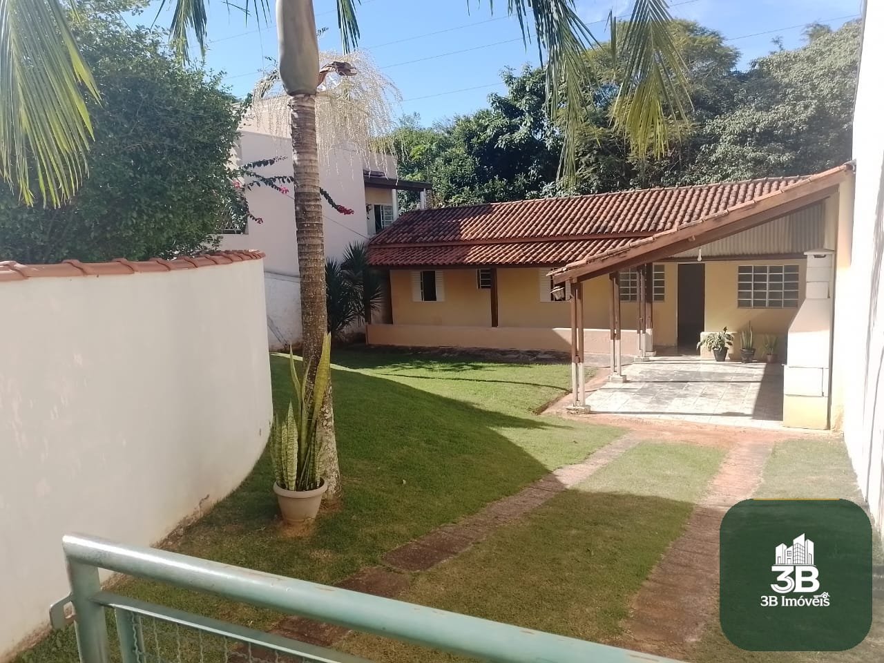 Casa térrea com 03 dormitórios no condomínio Tabatinga em Valinhos SP.