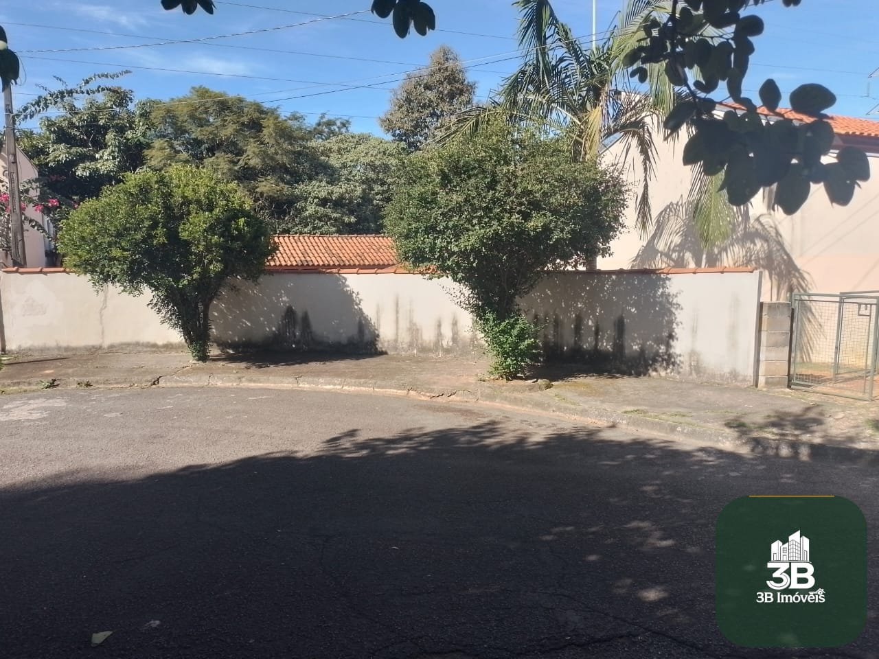 Casa térrea com 03 dormitórios no condomínio Tabatinga em Valinhos SP.
