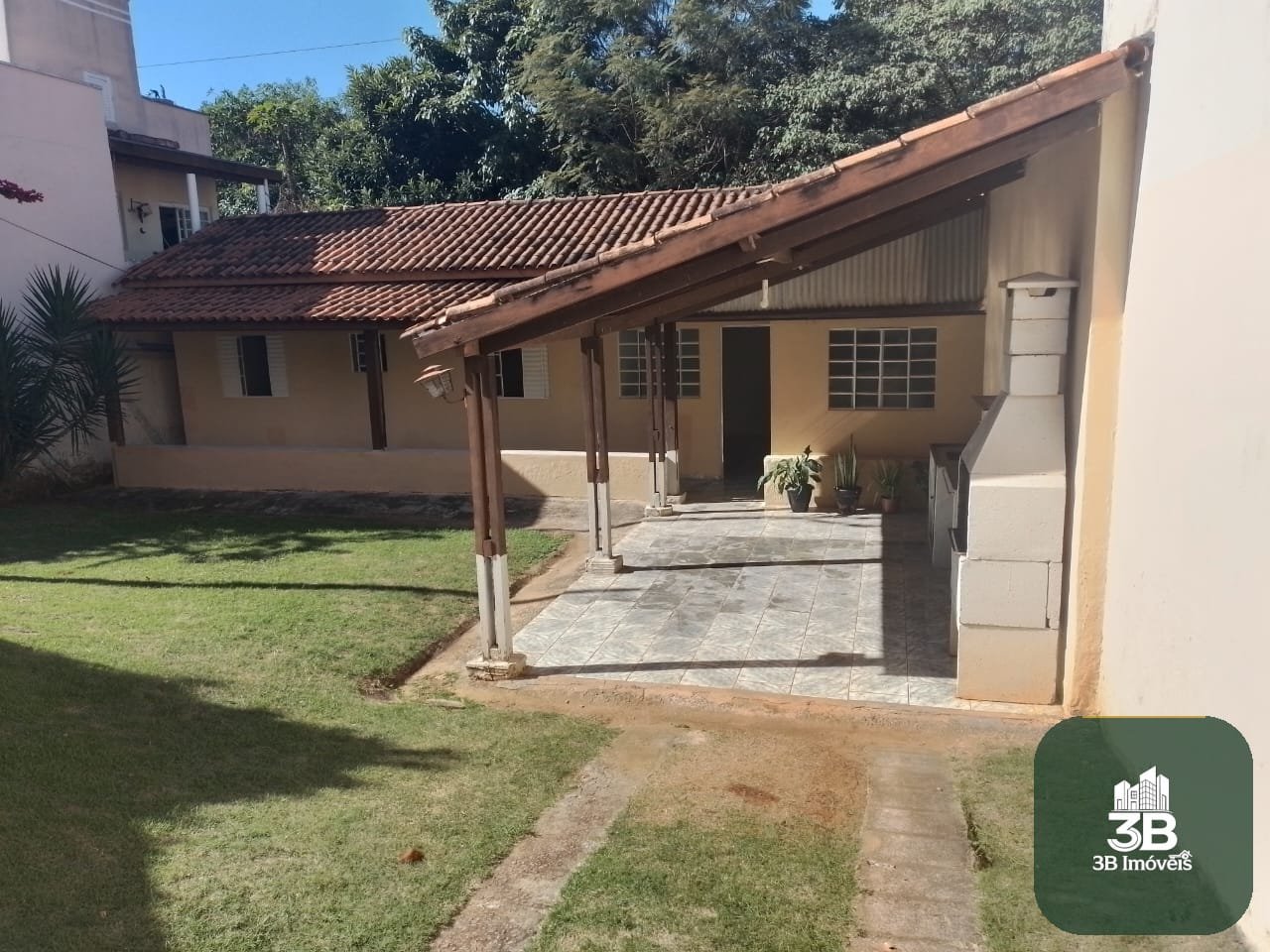 Casa térrea com 03 dormitórios no condomínio Tabatinga em Valinhos SP.