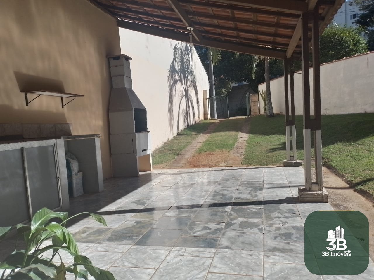 Casa térrea com 03 dormitórios no condomínio Tabatinga em Valinhos SP.